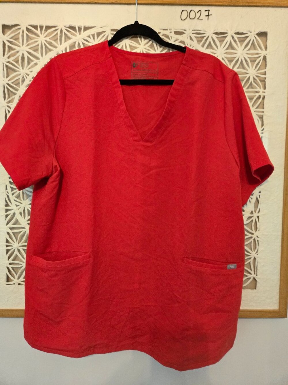 Women’s FIGS Casma Scrub Top Pop Red XXL Like New FIONx V-Neck Three-Pocket Medi
